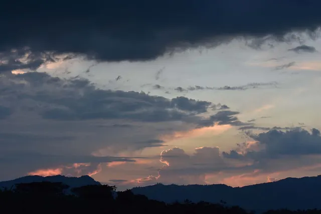 Atardecer sobre las montañas
