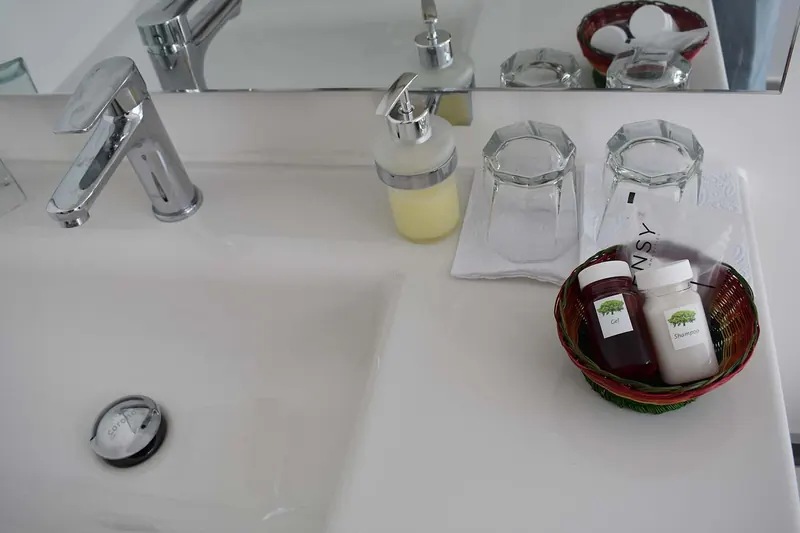 Lavamanos del baño privado con toallas y amenidades