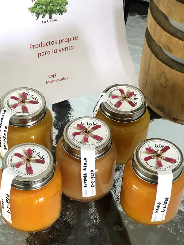 Frascos de productos propios de La Ceiba