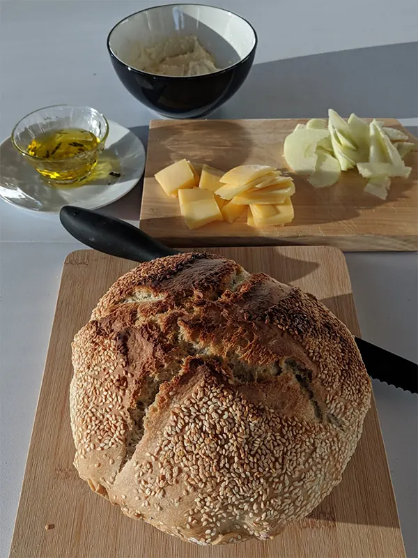Pan horneado en la casa, con queso y aceite