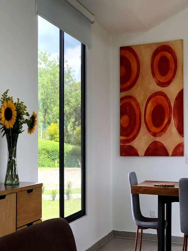 Rincón del salón con girasoles junto a la ventana